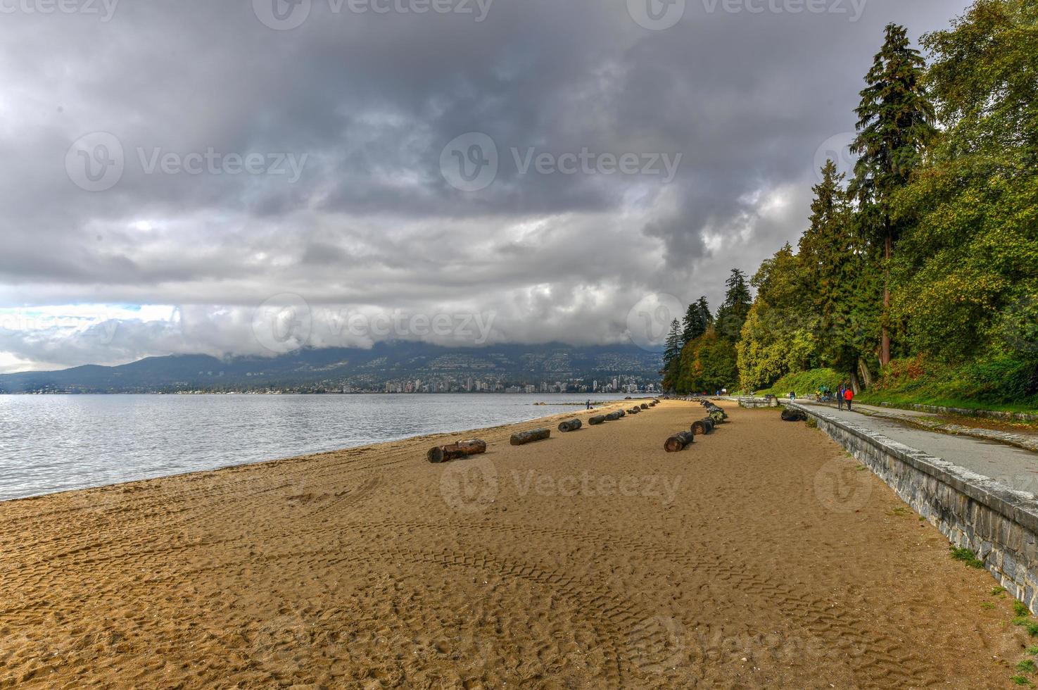 Dritter Strand am Stanley Park in Vancouver, Kanada. Blick auf das Nordufer. foto