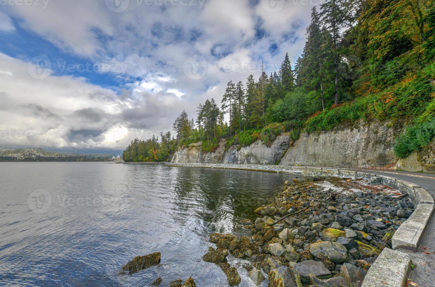 Blick auf die Ufermauer am Stanley Park in Vancouver, Kanada. foto