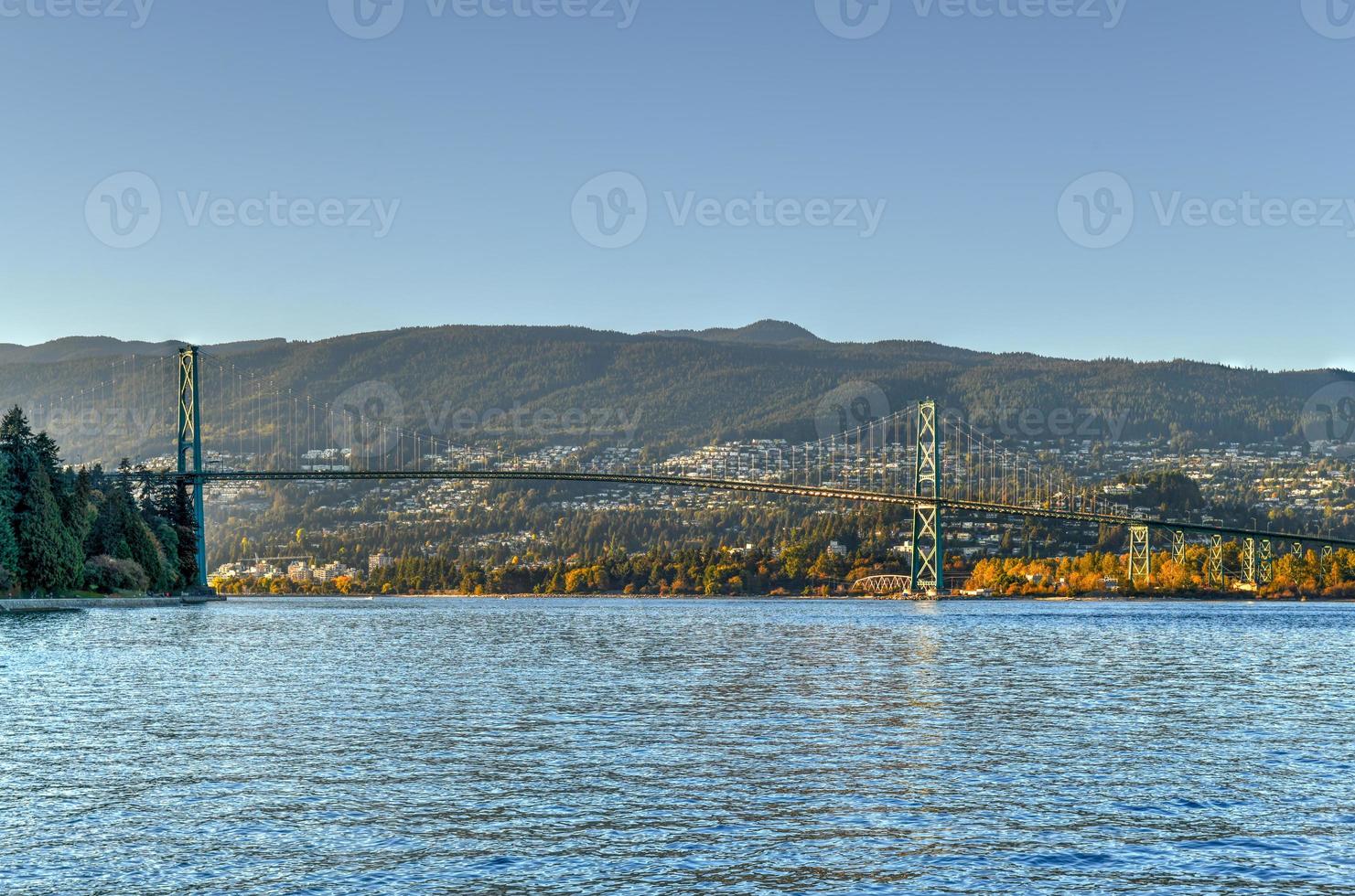 Lions Gate Bridge, gesehen vom Stanley Park in Vancouver, Kanada. Die 1938 eröffnete Lions Gate Bridge, offiziell als First Narrows Bridge bekannt, ist eine Hängebrücke. foto