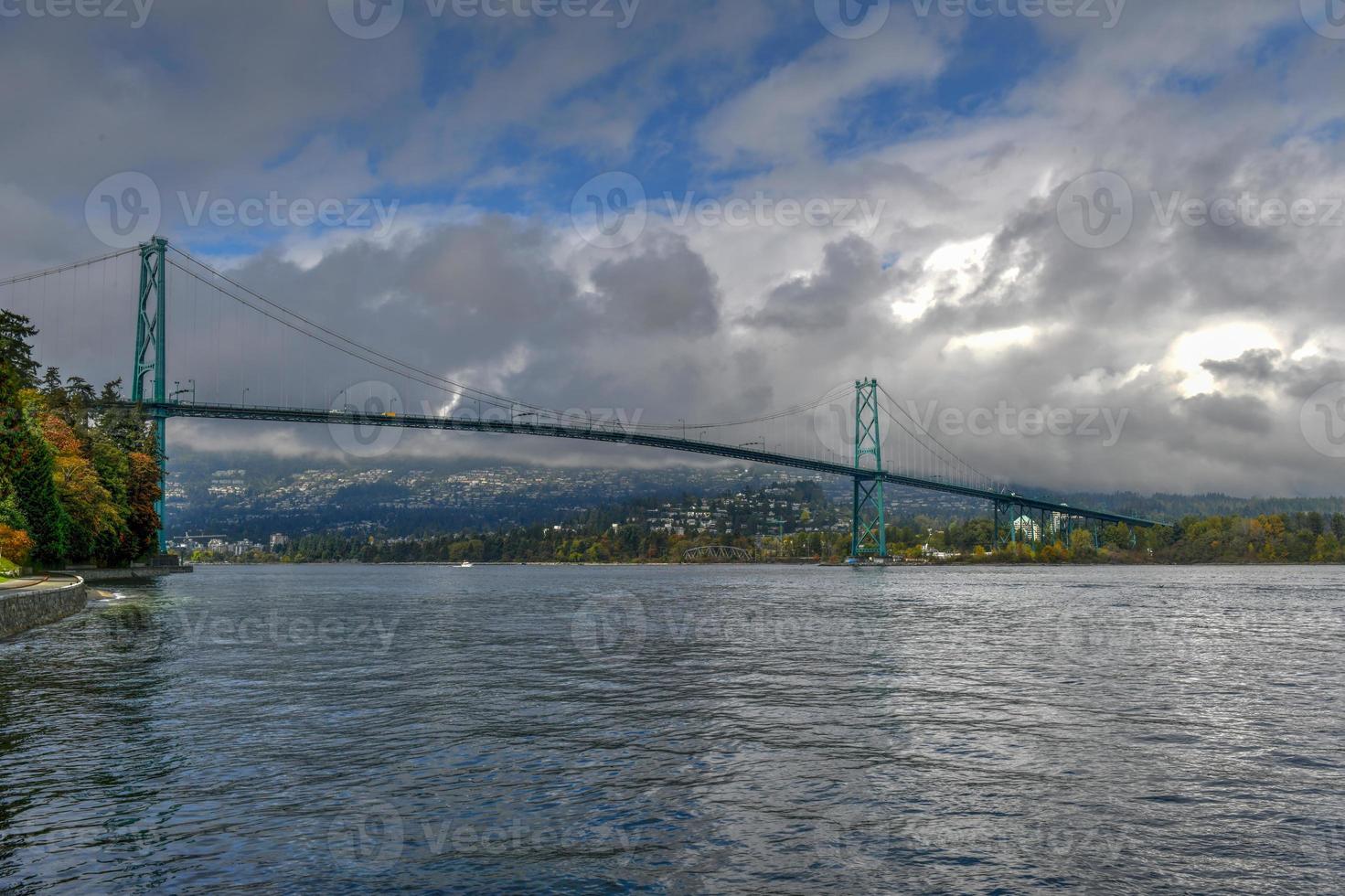 Lions Gate Bridge, gesehen vom Stanley Park in Vancouver, Kanada. Die 1938 eröffnete Lions Gate Bridge, offiziell als First Narrows Bridge bekannt, ist eine Hängebrücke. foto