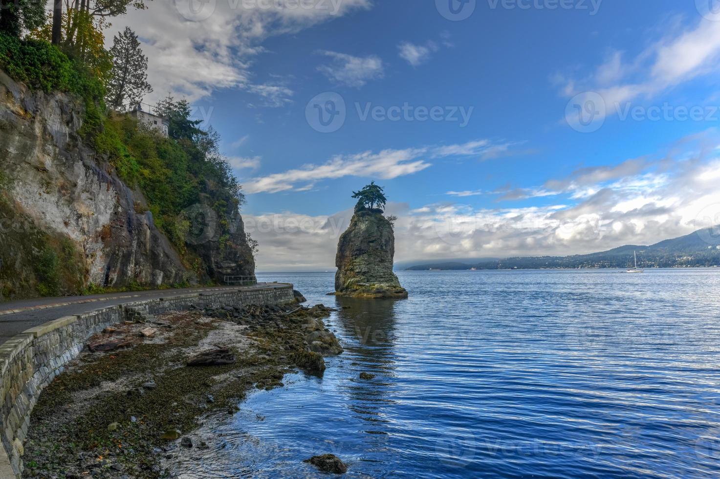 siwash rock, auch bekannt unter dem squamischen namen skaish, eine berühmte felsformation am stanley park seawall vancouver british columbia canada foto