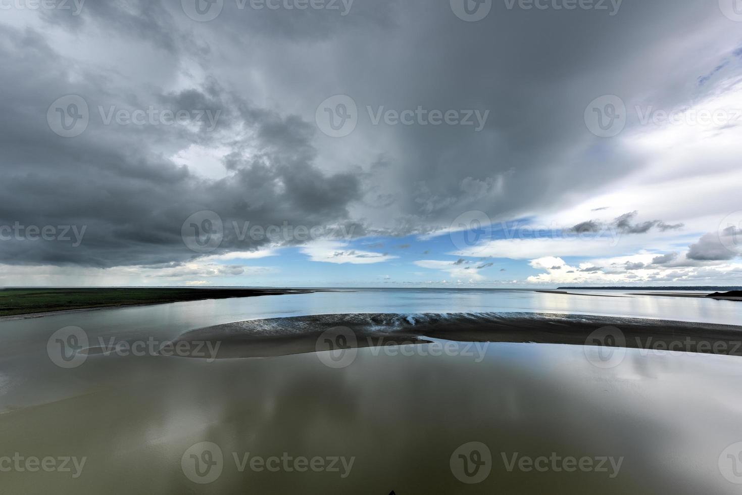 Wasser rund um die Kathedrale Mont Saint-Michel auf der Insel, Normandie, Nordfrankreich, Europa. foto