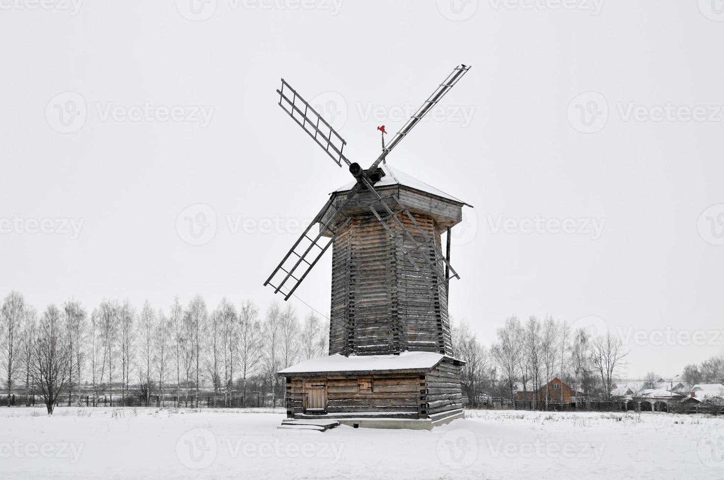 Die hölzerne Windmühle im Museum für Holzarchitektur und Bauernleben an einem Wintertag in Susdal, Russland. foto