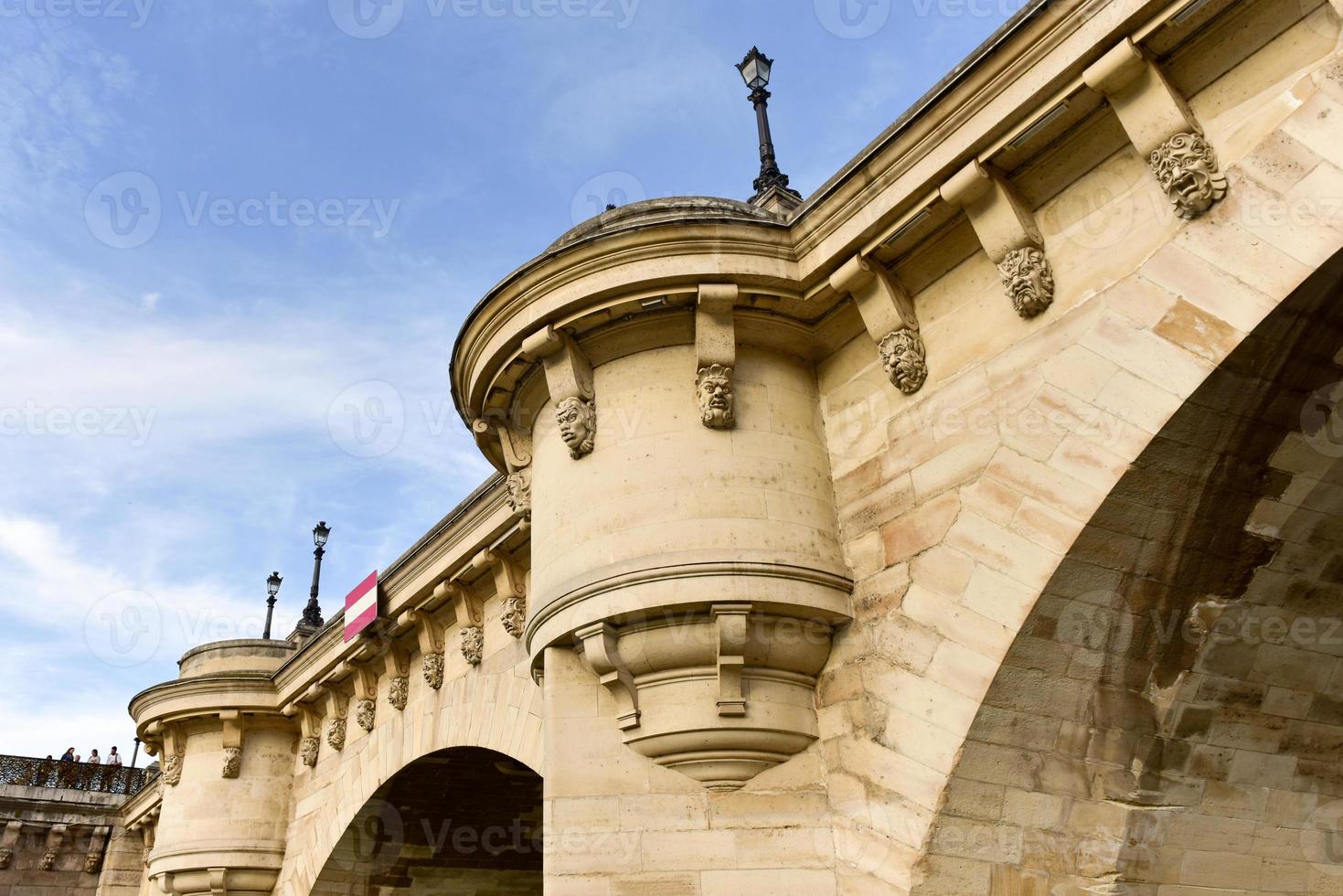 die pont neuf ist die älteste stehende brücke über die seine in paris, frankreich. foto