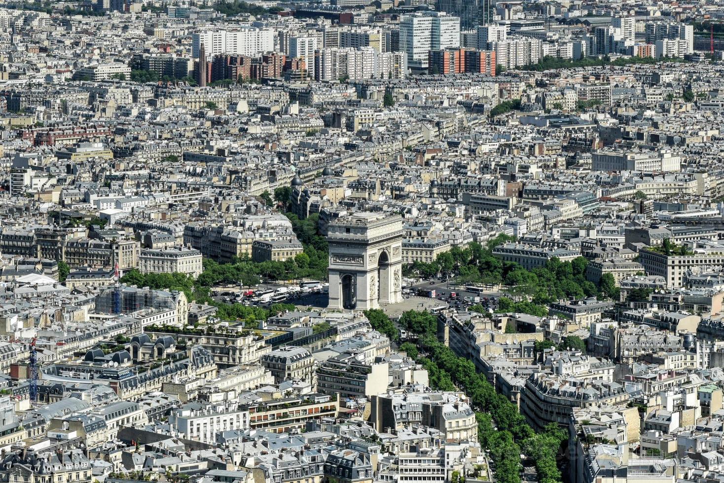 Luftaufnahme des Triumphbogens in Paris, Frankreich im Sommer. foto