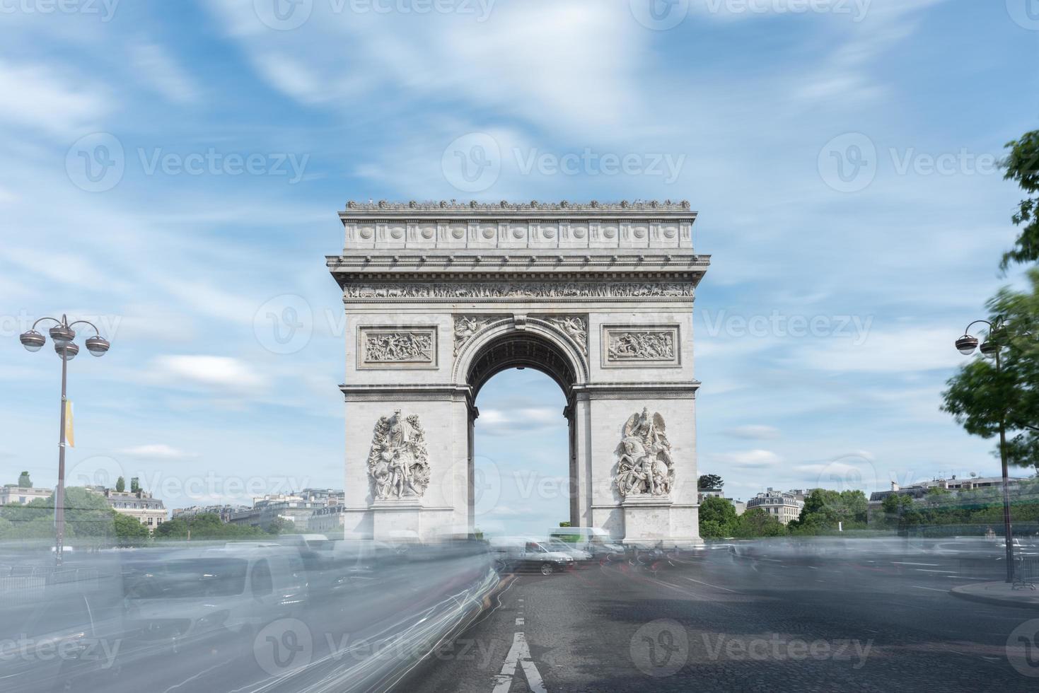 der arc de triomphe de l'etoile ist eines der berühmtesten monumente in paris und steht am westlichen ende der champs-elysees im zentrum des place charles de gaulle. foto