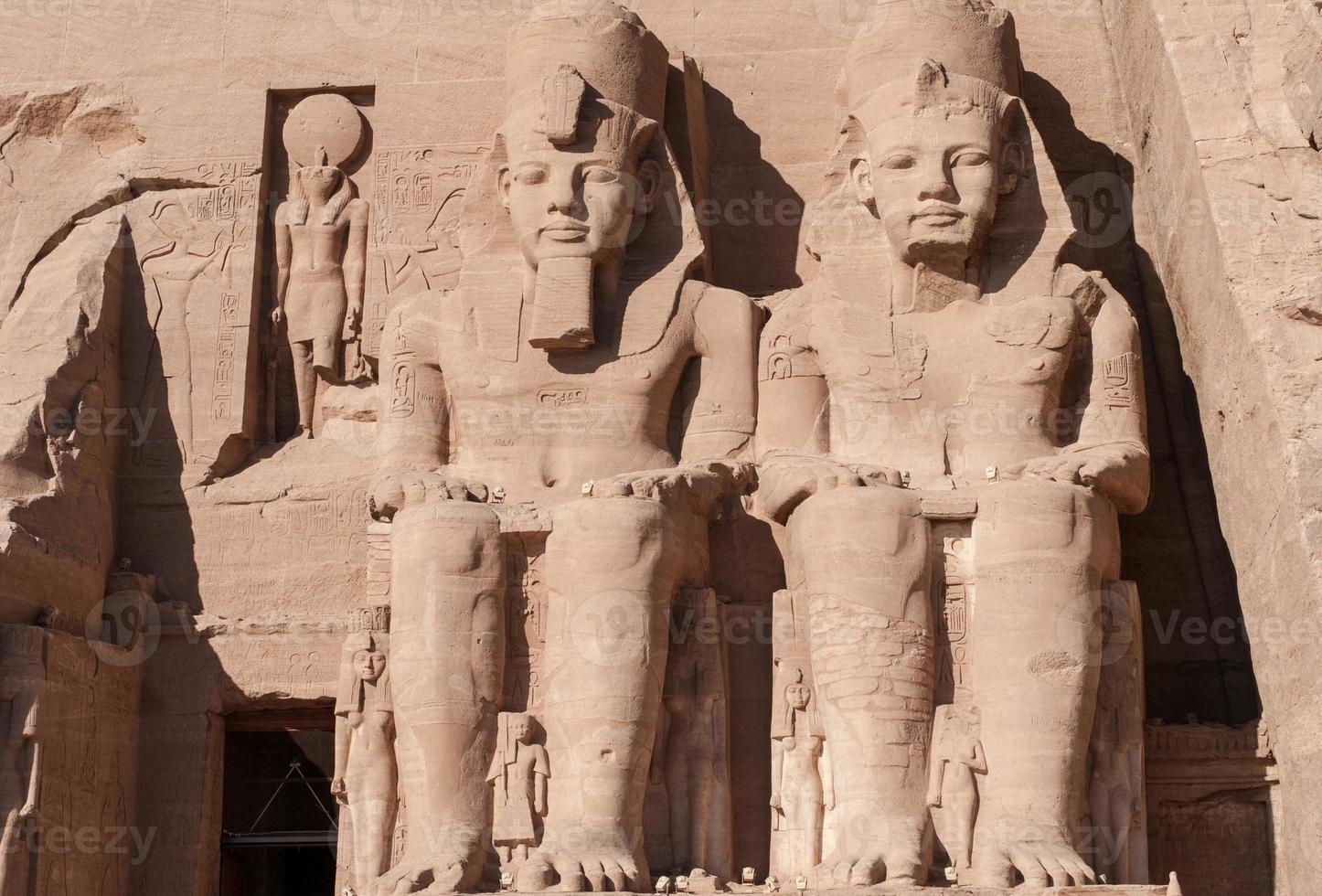 abu simbel an der grenze zwischen ägypten und sudan foto