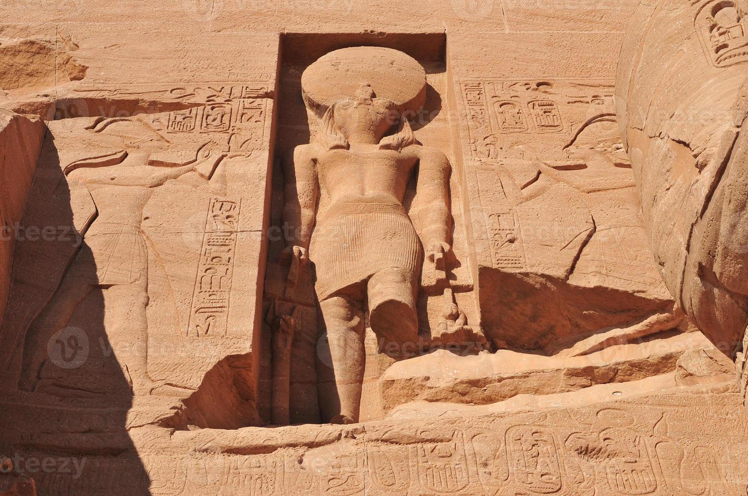 abu simbel an der grenze zwischen ägypten und sudan foto