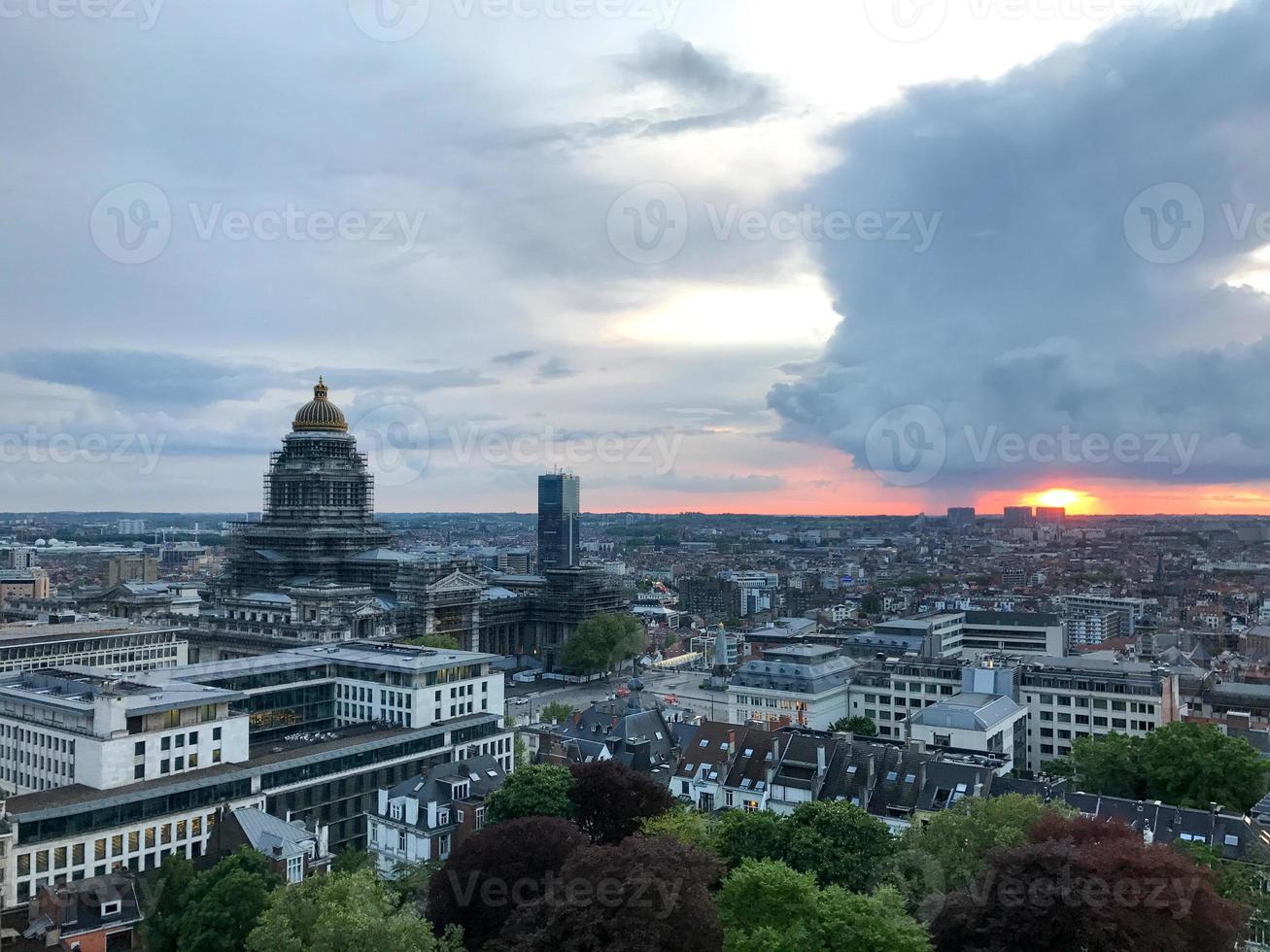 luftaufnahme der brüsseler stadtskyline bei sonnenuntergang in belgien. foto