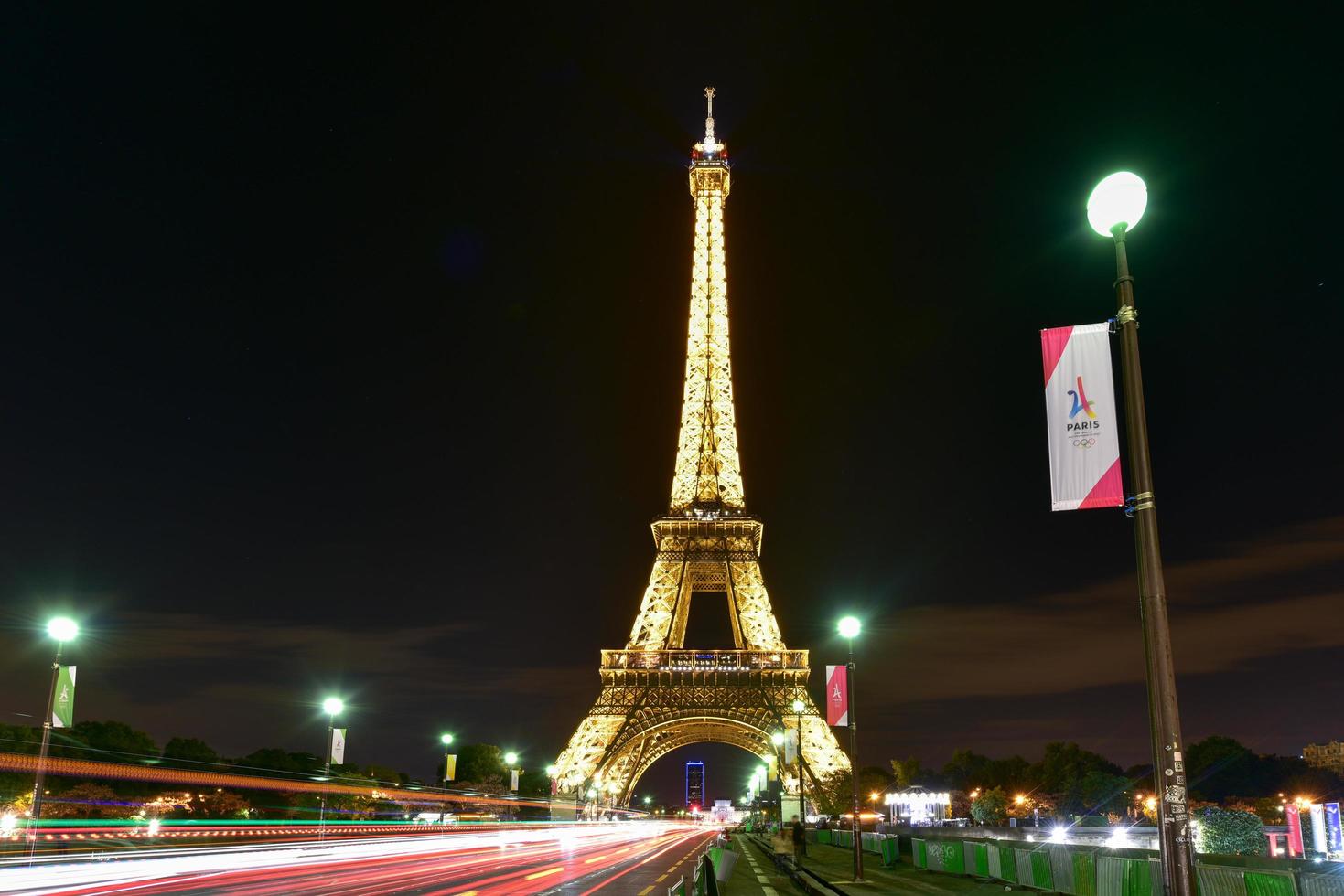 der eiffelturm, ein schmiedeeiserner gitterturm auf dem champ de mars in paris, frankreich, 2022 foto