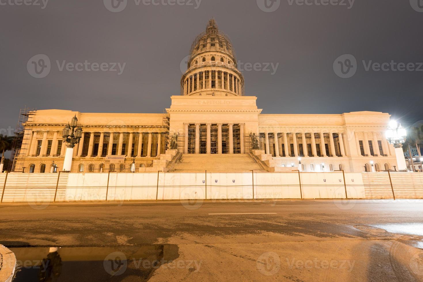 nationales hauptstadtgebäude in der abenddämmerung in havanna, kuba. foto