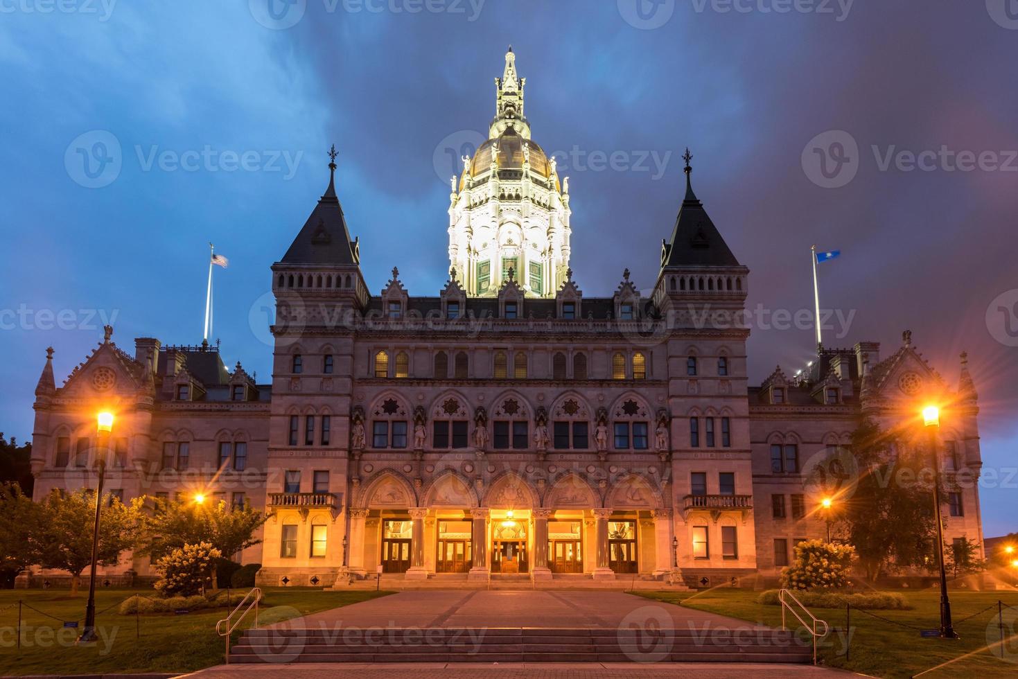 Connecticut State Capitol in Hartford an einem Sommerabend. Das Gebäude beherbergt den Staatssenat, das Repräsentantenhaus und das Büro des Gouverneurs. foto