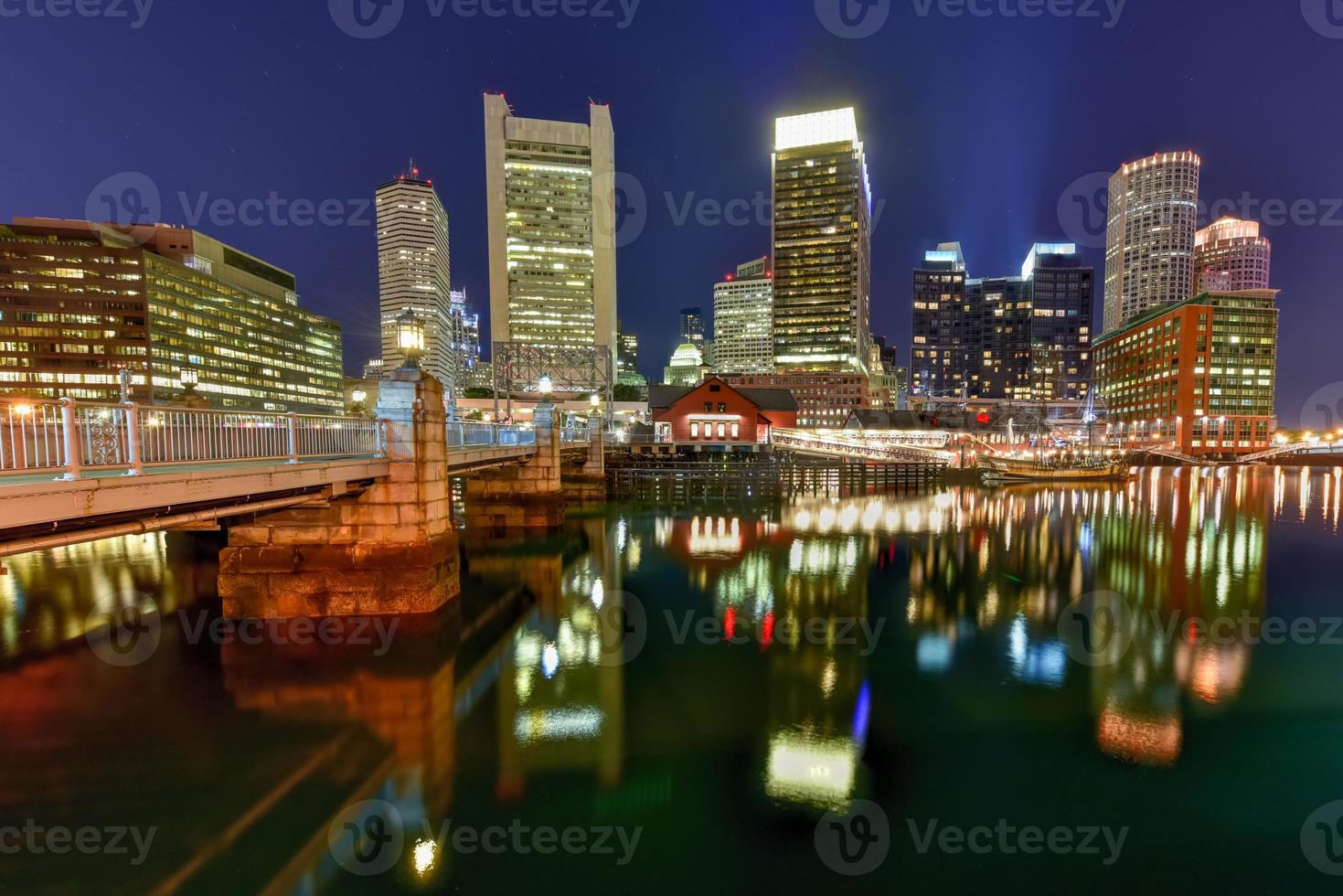 hafen von boston in massachusetts, usa mit seiner mischung aus moderner und historischer architektur bei nacht. foto