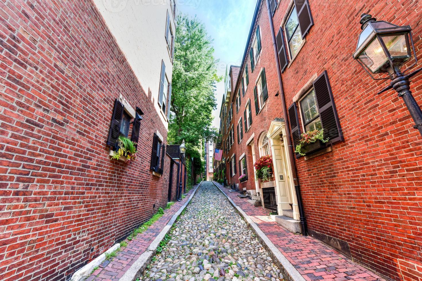 Acorn Street in Boston, Massachusetts. Es ist eine schmale, mit Kopfsteinpflaster gepflasterte Gasse, in der Kutscher lebten, die von Familien in Mt beschäftigt waren. Vernon und Chestnut Street Herrenhäuser. foto