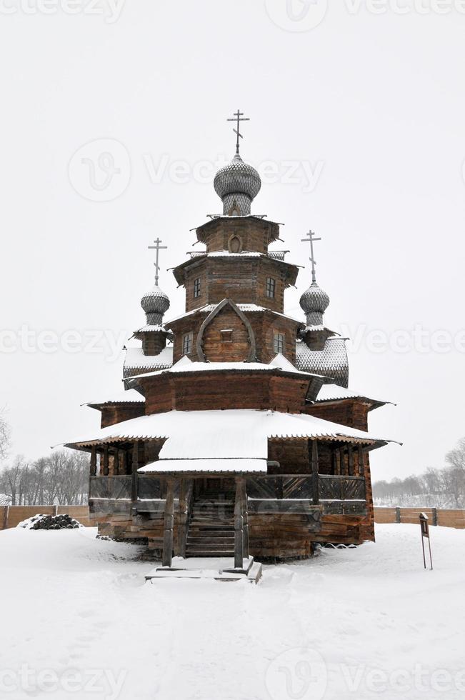 Die Holzkirche der Auferstehung Christi im Museum für Holzarchitektur und Bauernleben an einem Wintertag in Susdal, Russland. foto