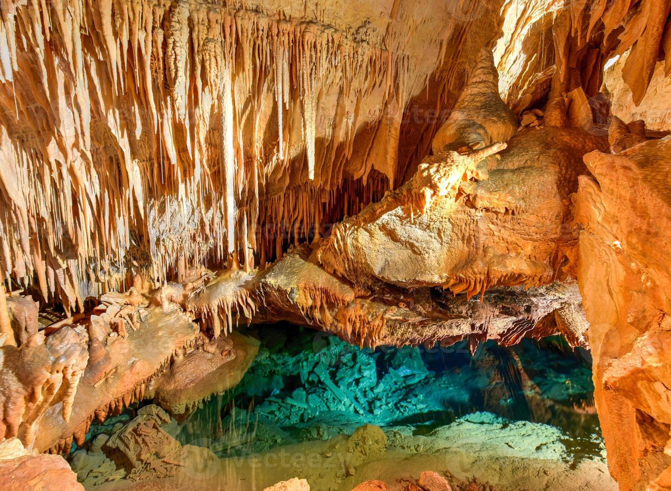 Fantasiehöhle auf Bermuda. unterirdische höhle in der gemeinde hamilton, in der nähe des schlosshafens. foto