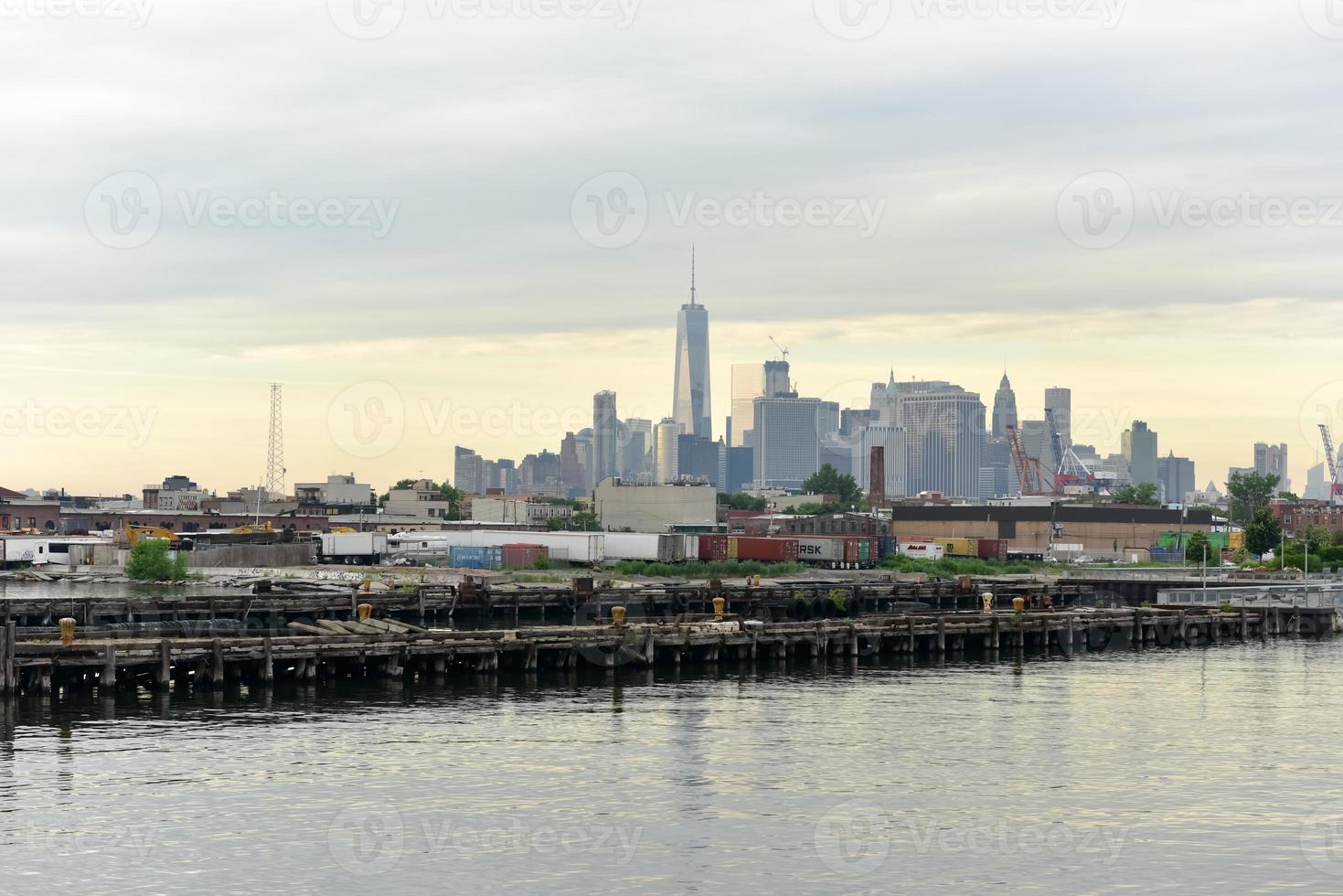 Blick auf die Innenstadt von Manhattan von Red Hook, Brooklyn, New York. foto