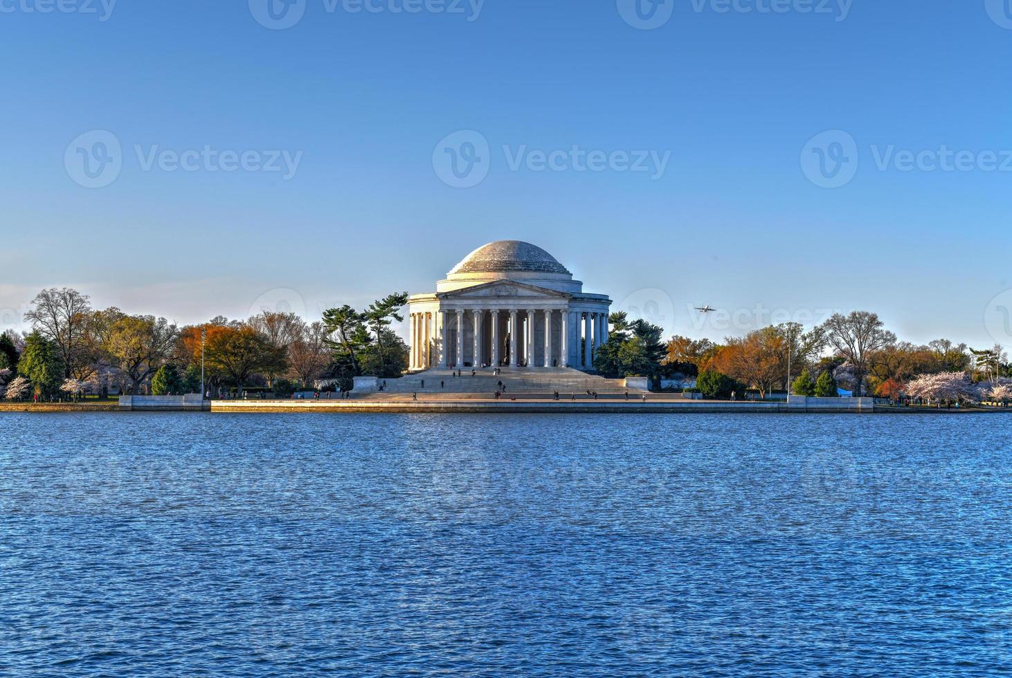 jefferson memorial und kirschblüten am gezeitenbecken im frühling in washington, dc. foto