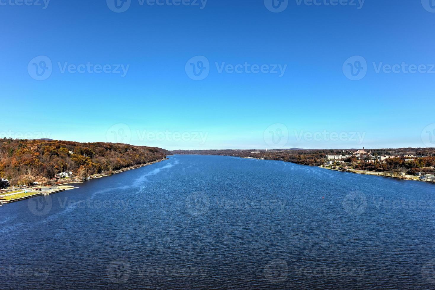 Blick von der Mid-Hudson Bridge über den Hudson River in Poughkeepsie, New York foto