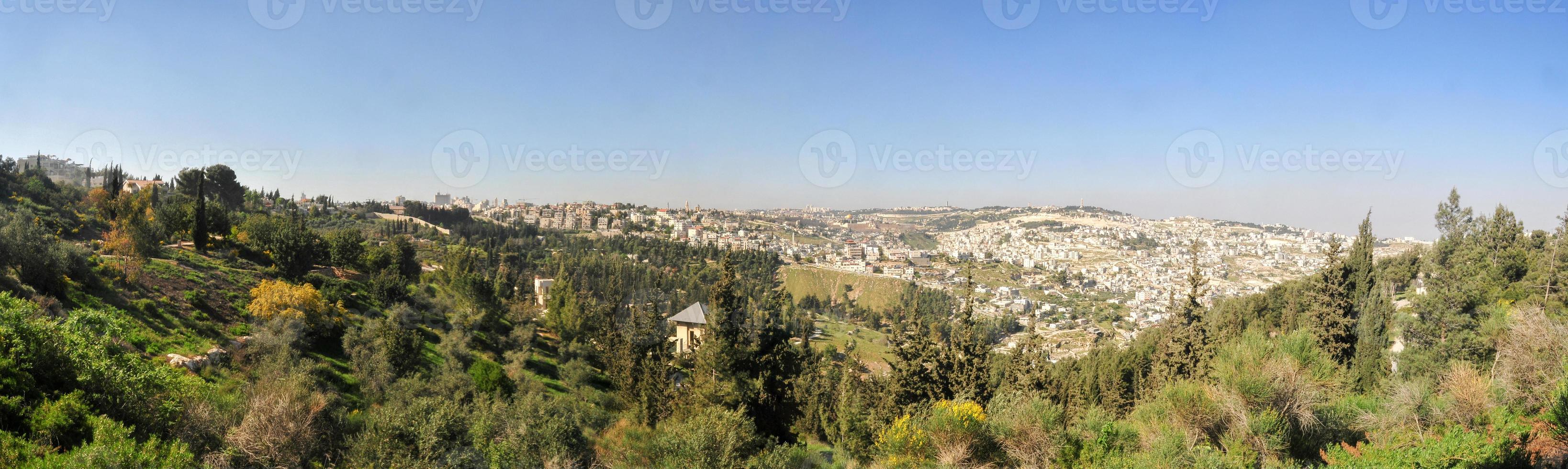 Panoramablick auf das weiße alte Jerusalem. die armon hanatziv promenade überblickt den größten teil von jerusalem und bietet einen wunderschönen ausblick auf die stadt. foto