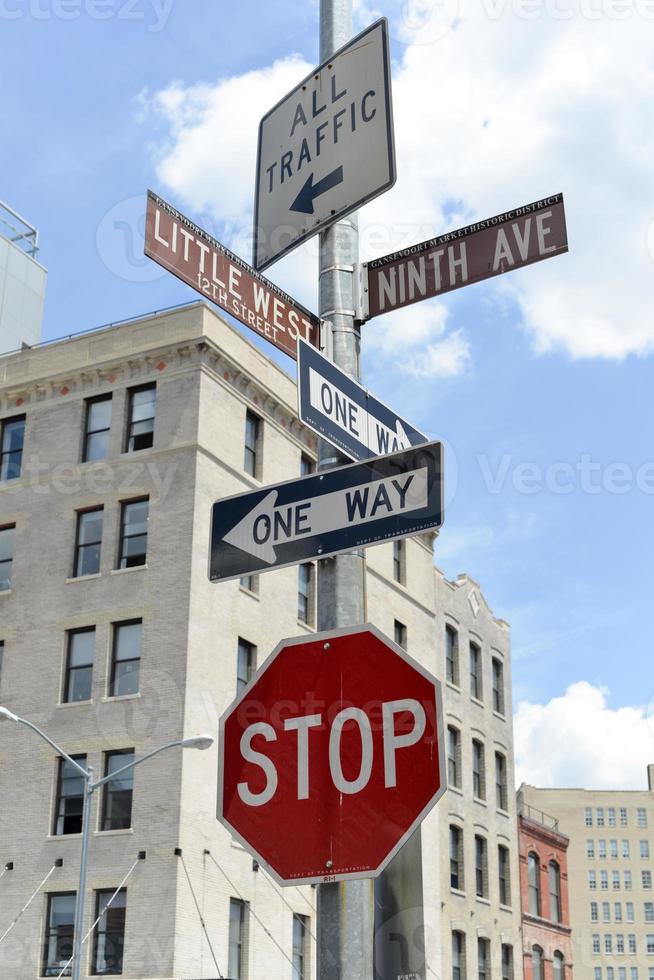 Straßenschild an der Little West 12th Street und Ninth Avenue in New York City. foto