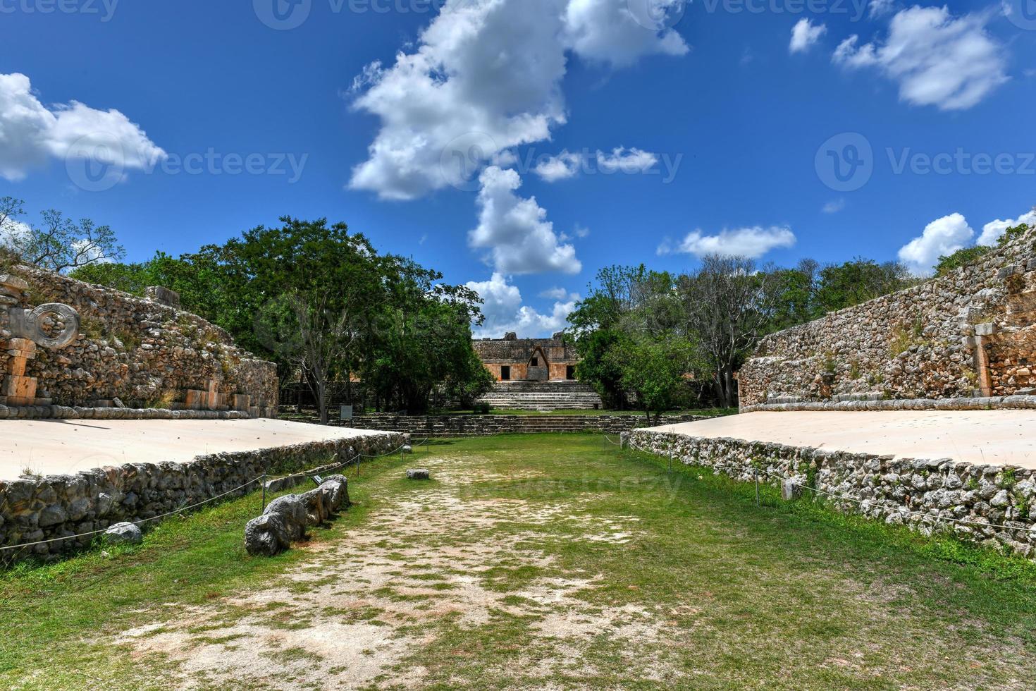 ballplatz auf dem territorium der archäologischen und historischen stätte uxmal, antike stadt, vertreter des puuc-baustils in yucatan, mexiko. foto