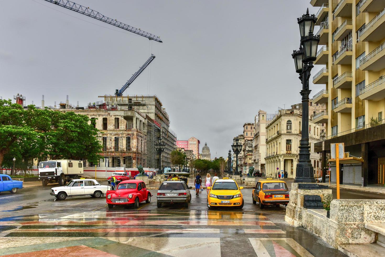 Havanna, Kuba - 7. Januar 2016 - Blick entlang Boulevard Paseo del Prado und das nationale Kapitol in Havanna, Kuba. foto