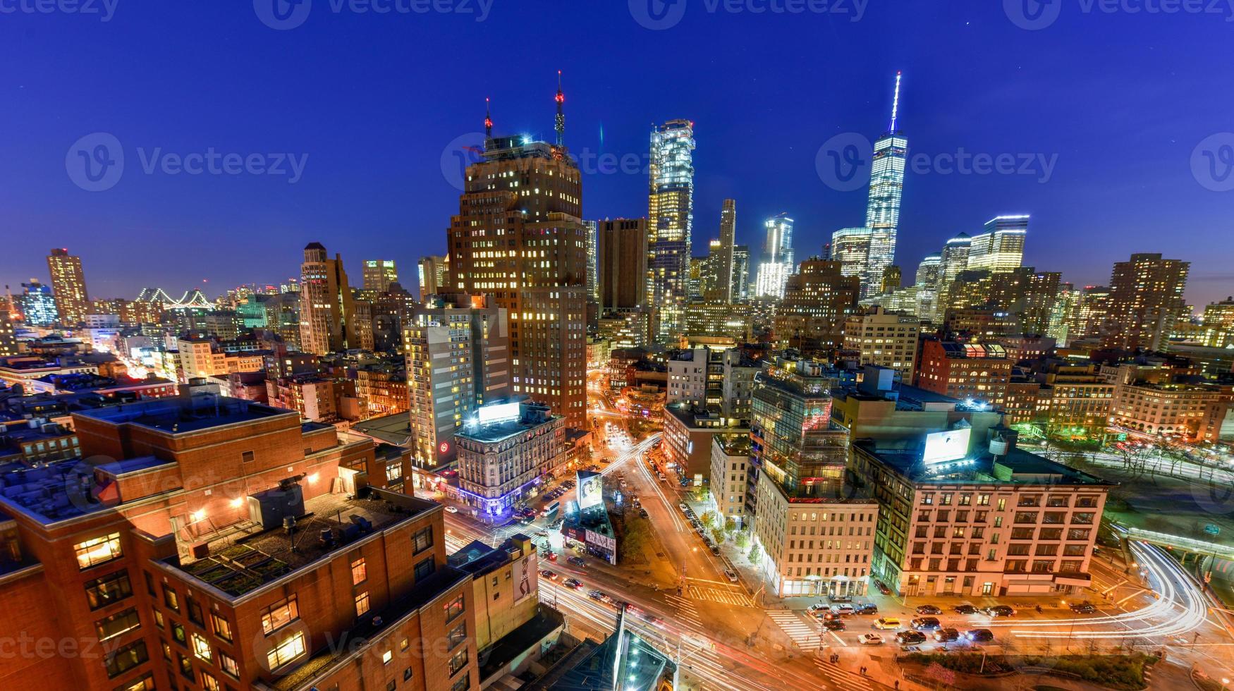 Die Skyline der Innenstadt von Manhattan, New York bei Sonnenuntergang mit Verkehrsspuren auf der Straße. foto