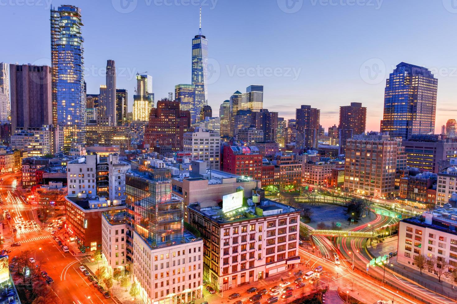 Die Skyline der Innenstadt von Manhattan, New York bei Sonnenuntergang mit Verkehrsspuren auf der Straße. foto