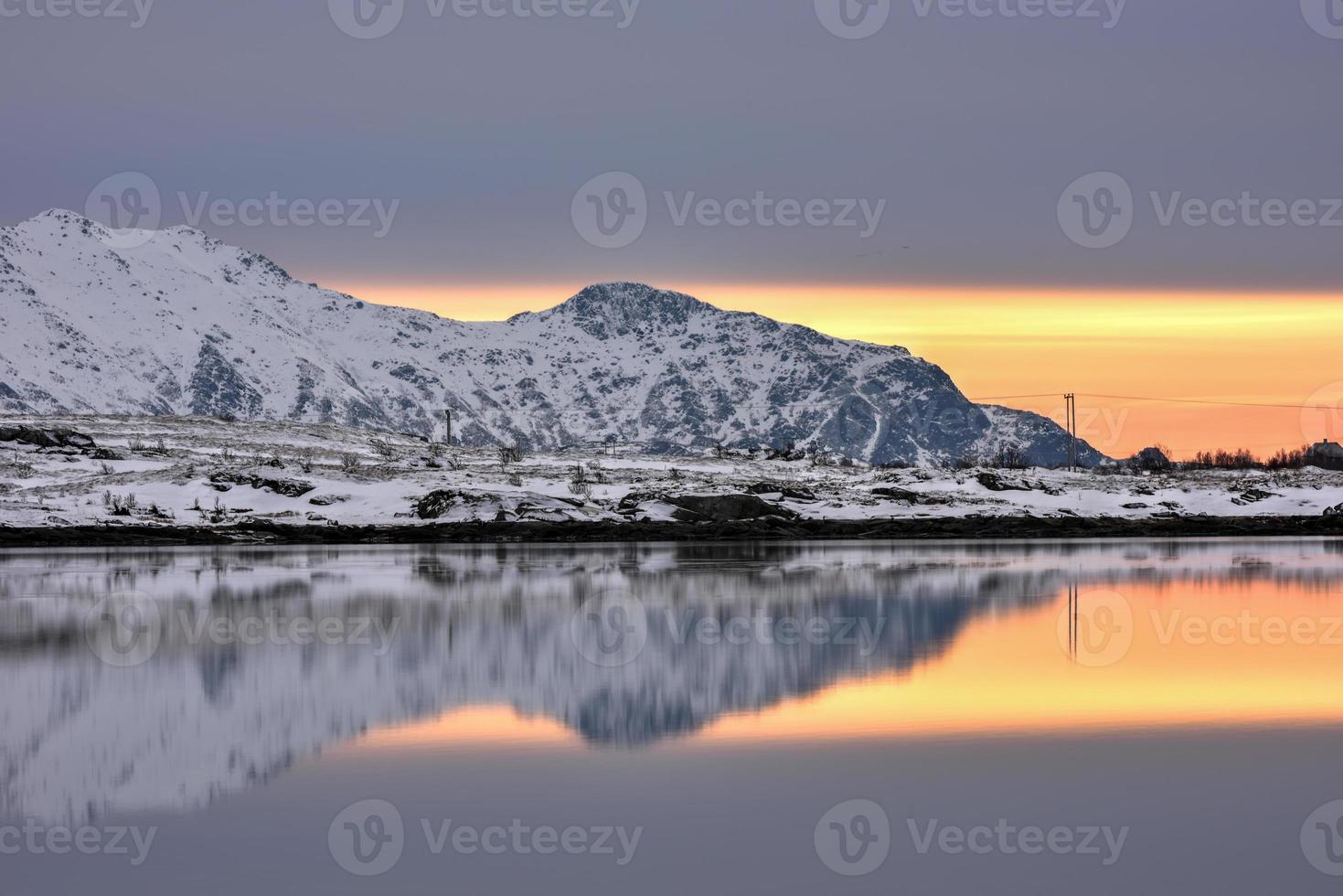 Vagspollen-Spiegelung bei Sonnenaufgang auf den Lofoten, Norwegen im Winter. foto