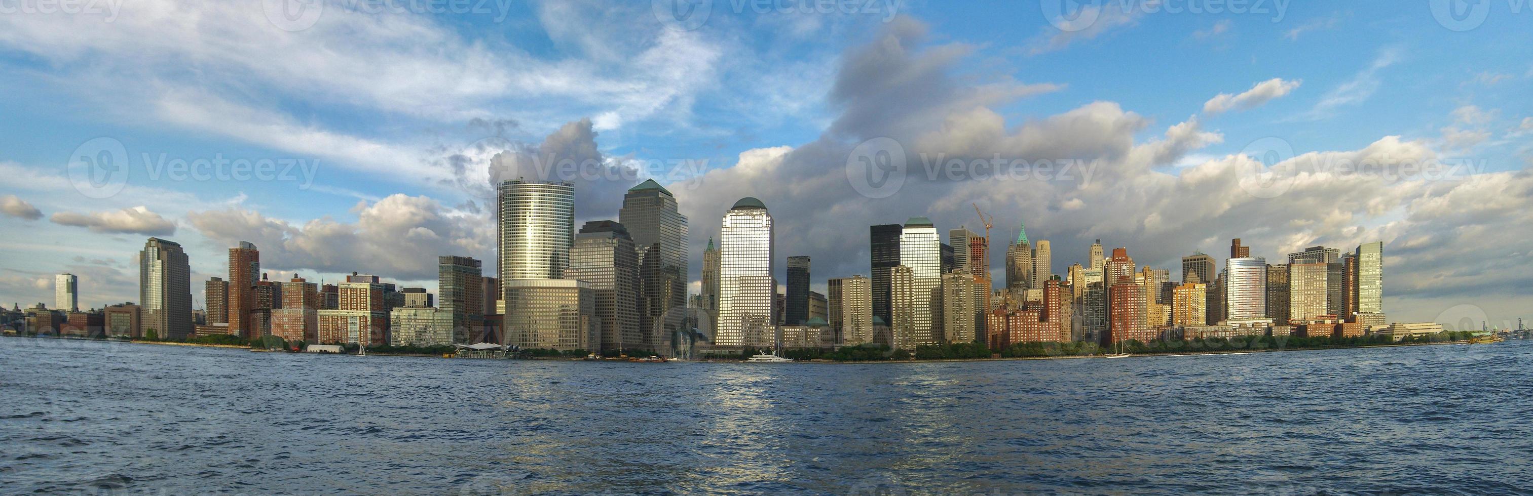 Die Skyline der Innenstadt von New York vom Hudson River aus gesehen foto