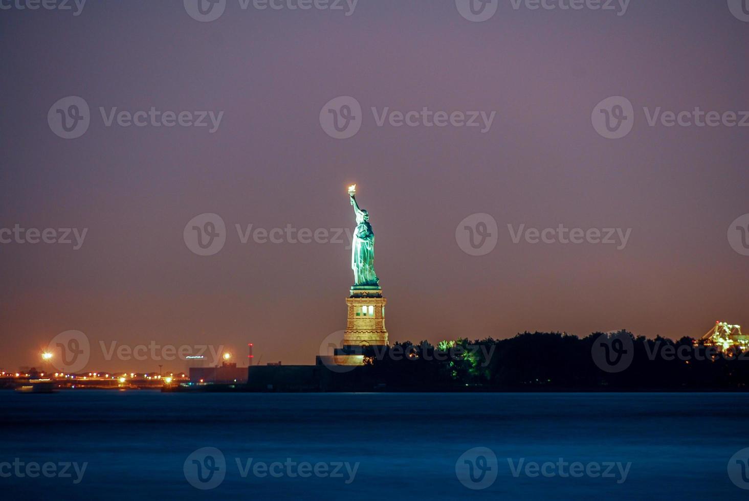 Freiheitsstatue bei Nacht vom Battery Park, New York City foto