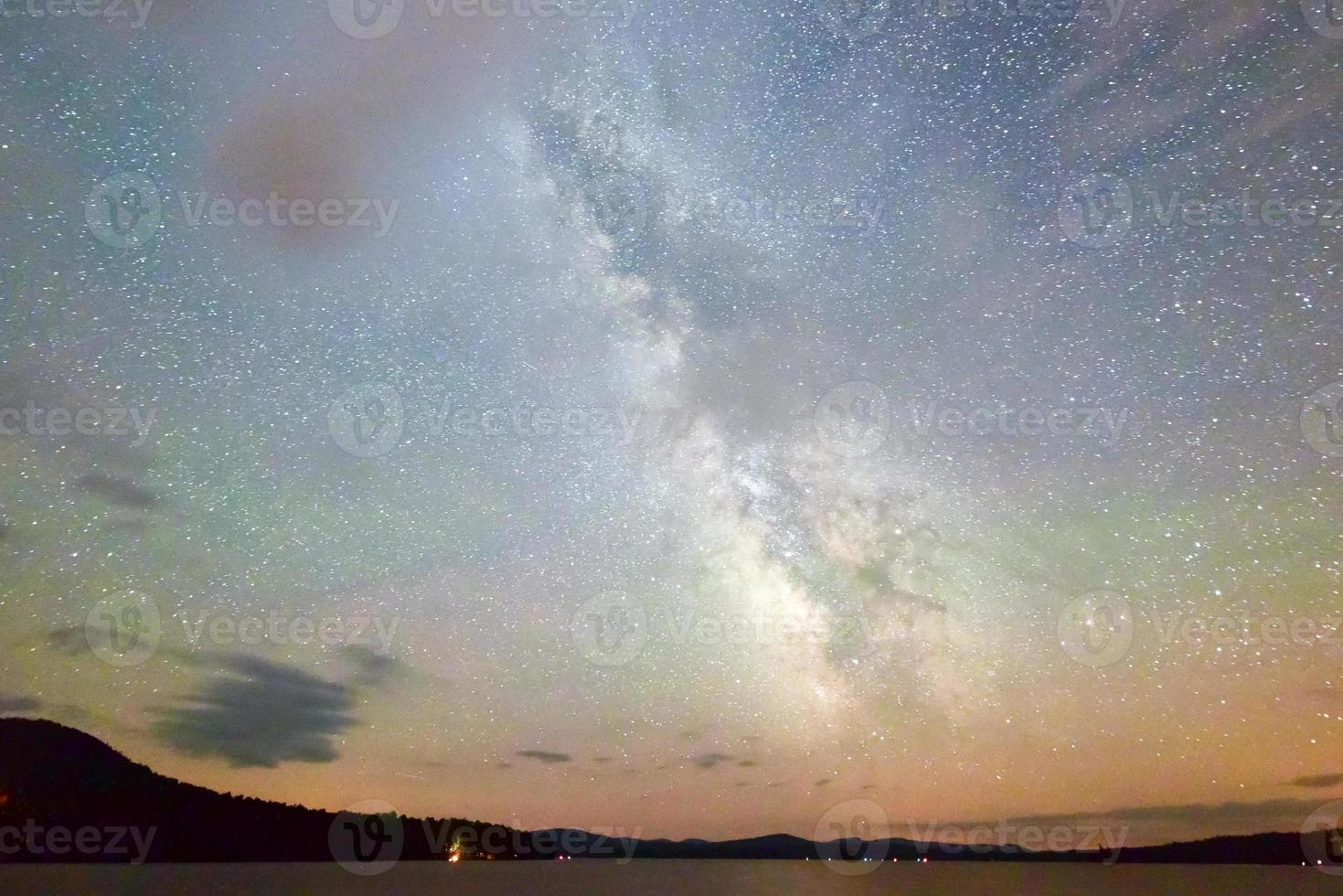 blick auf die sterne und die milchstraße vom cranberry lake, new york. foto