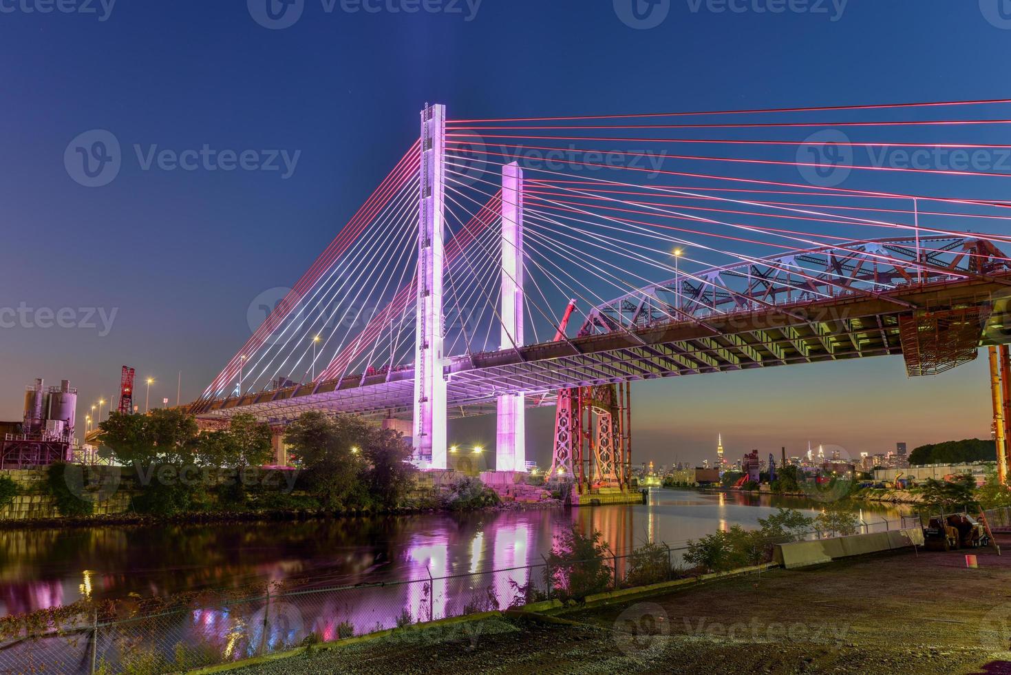 neue und alte kosciuszko-brücken, die brooklyn und queens in new york city über newtown creek verbinden. Die neue Brücke ist eine Schrägseilbrücke, während die alte Brücke von 1939 eine Fachwerkbrücke ist. foto