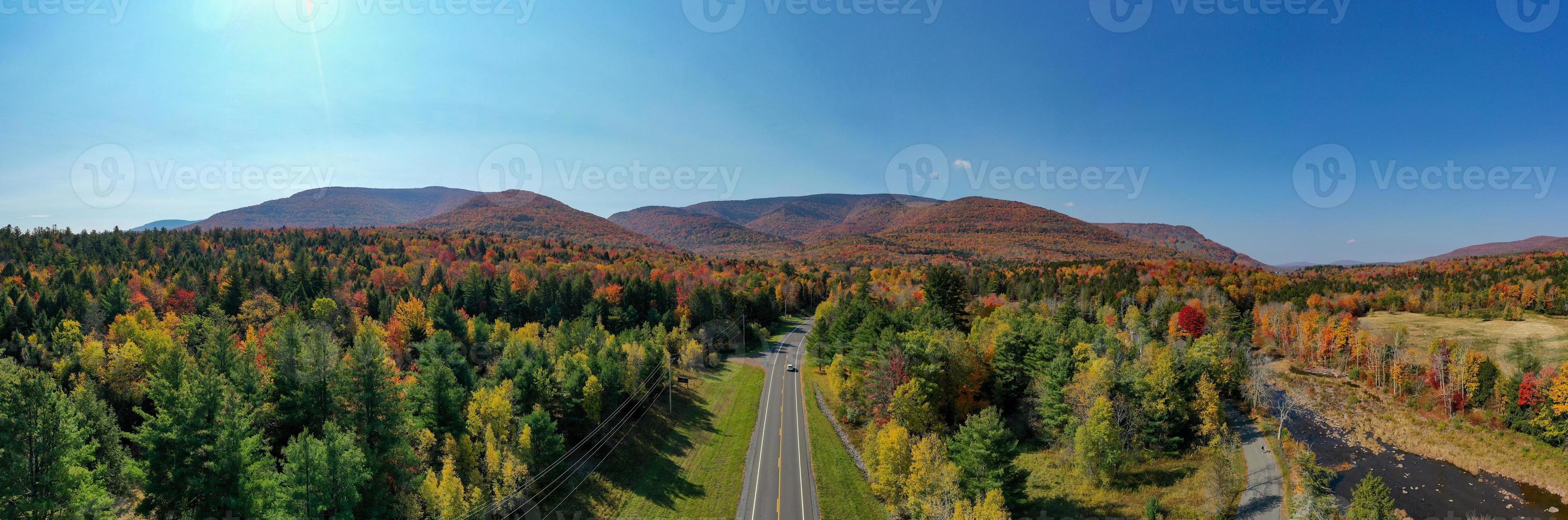 bunter Jägerberg im Hinterland von New York während des Höhepunkts des Herbstlaubs. foto