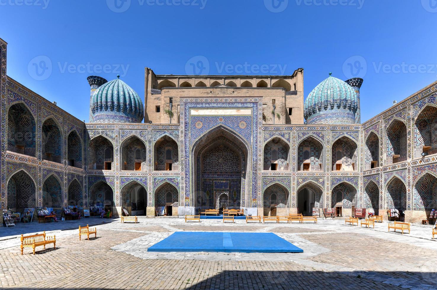 registan in der antiken stadt samarkand in usbekistan foto