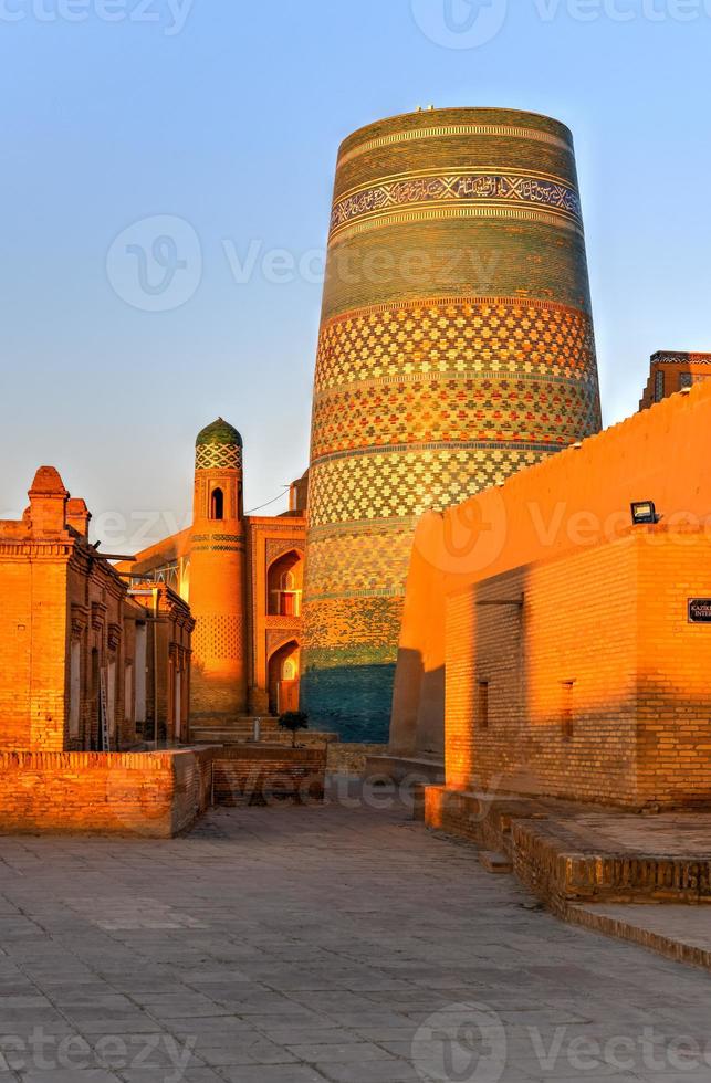 Minarett von Kalta Minor und die historische Architektur von Itchan Kala, der ummauerten Innenstadt der Stadt Chiwa, Usbekistan, die zum UNESCO-Weltkulturerbe gehört. foto