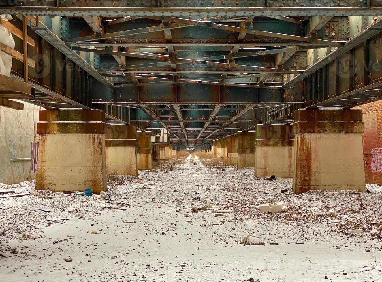 Blick auf eine erhöhte U-Bahn-Unterführung in New York City im Winter. foto