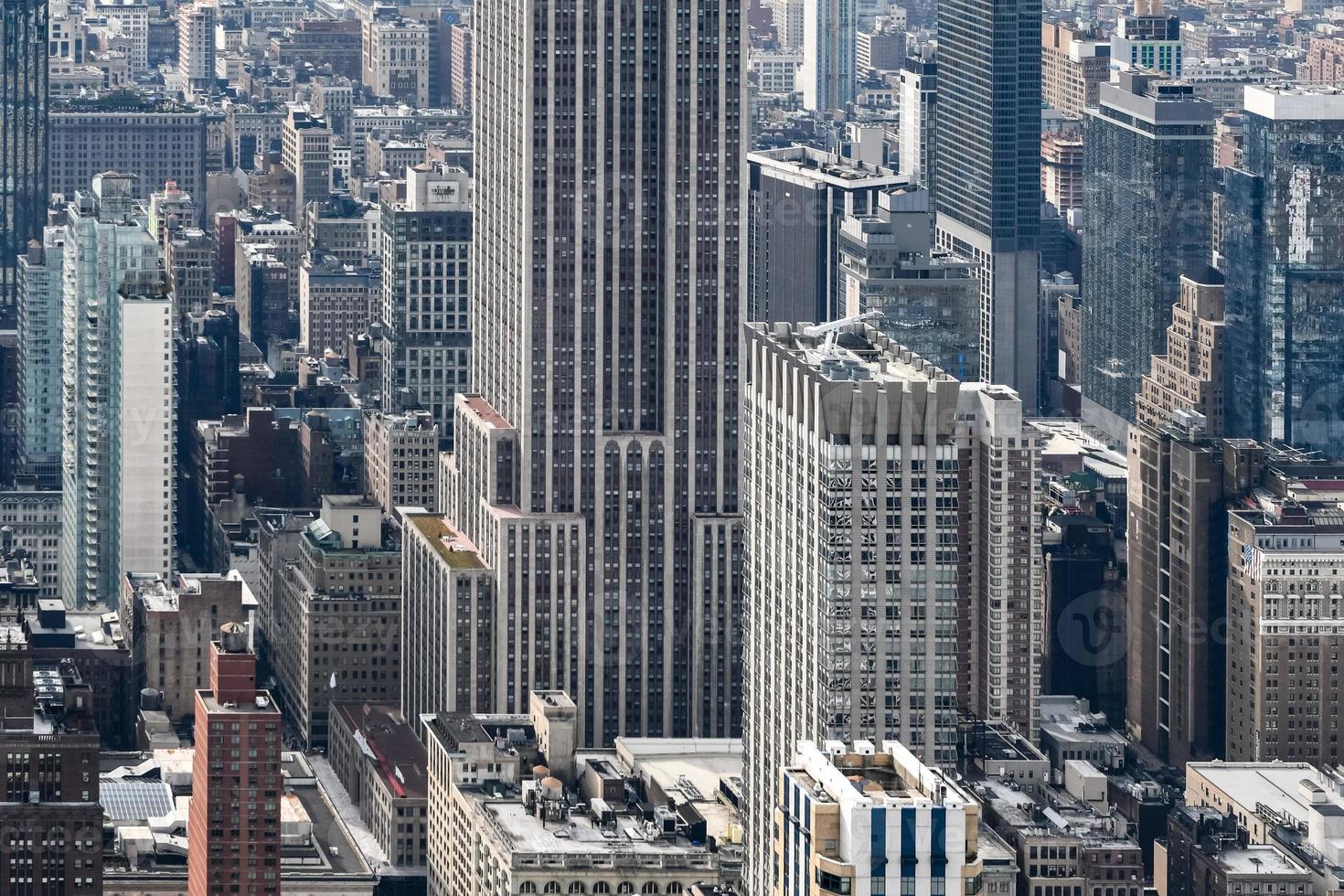 blick auf die wolkenkratzer entlang der skyline von new york tagsüber. foto