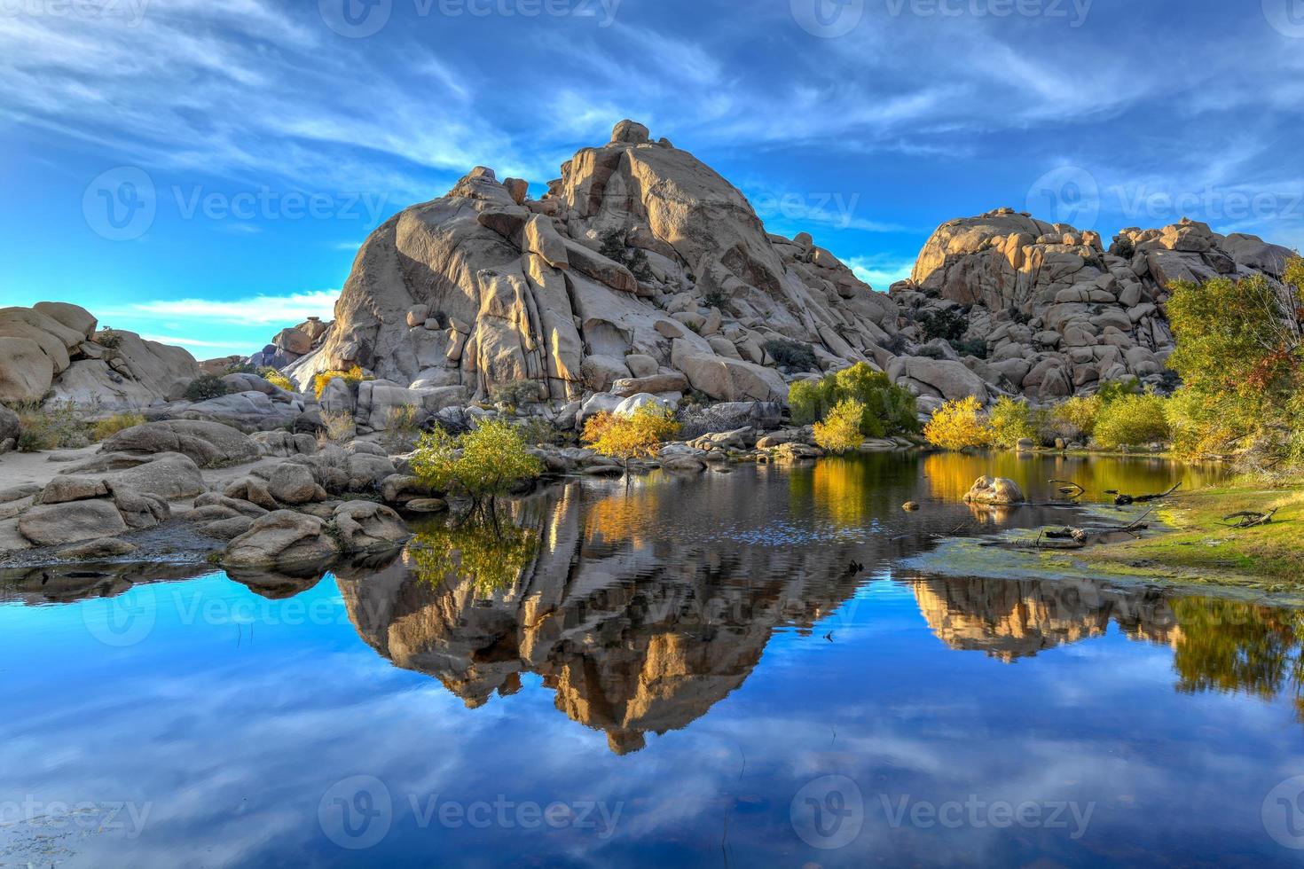 barker dam im joshua tree national park am abend bei sonnenuntergang. foto