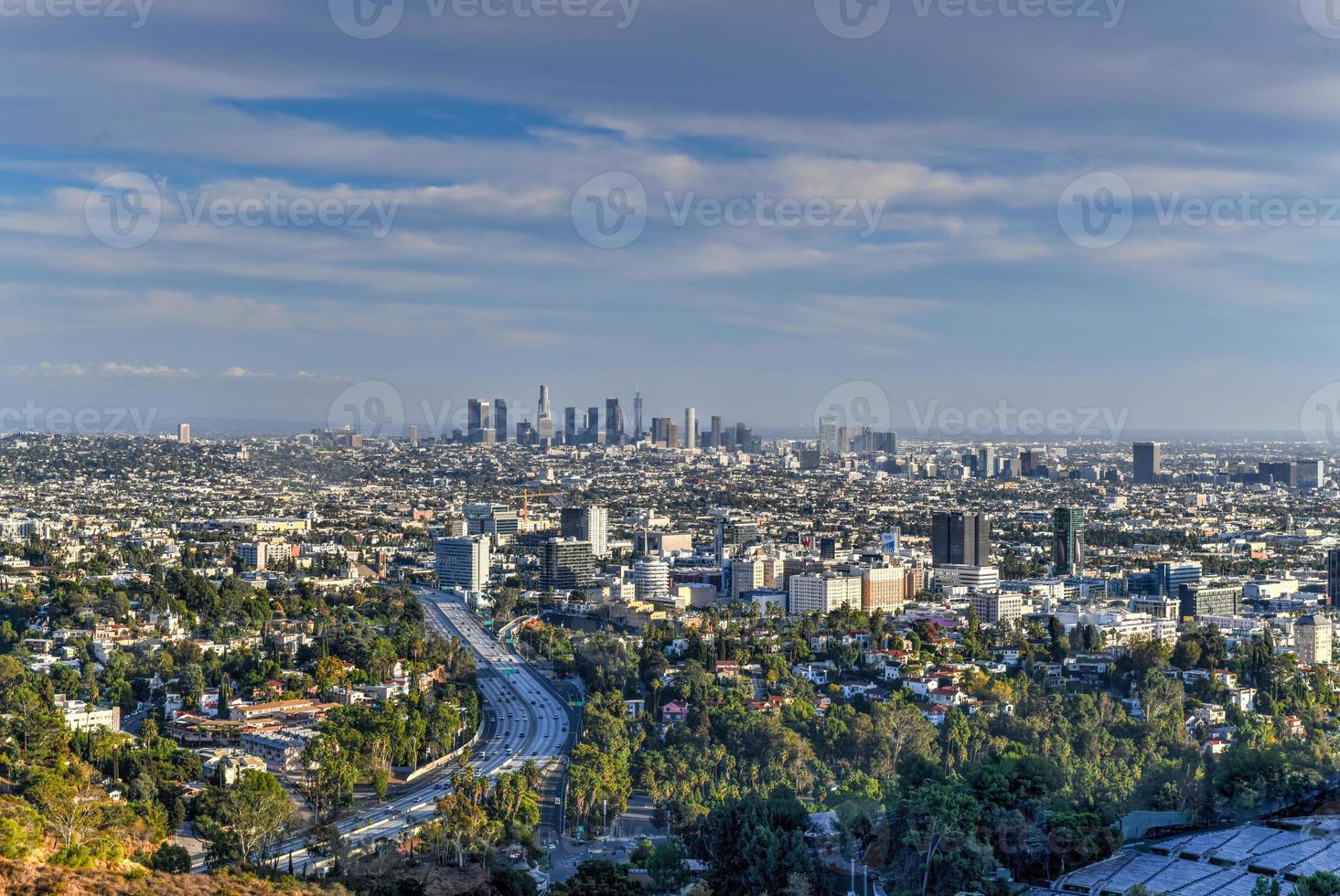 Skyline der Innenstadt von Los Angeles über blauem bewölktem Himmel in Kalifornien von Hollywood Hills. foto