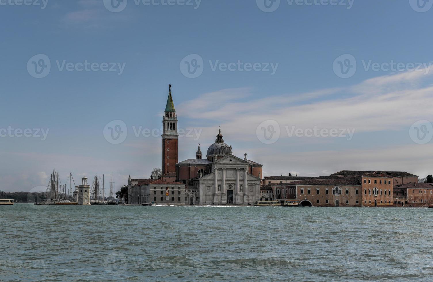 kirche san giorgio maggiore in venedig, italien gesehen über den grand canal foto