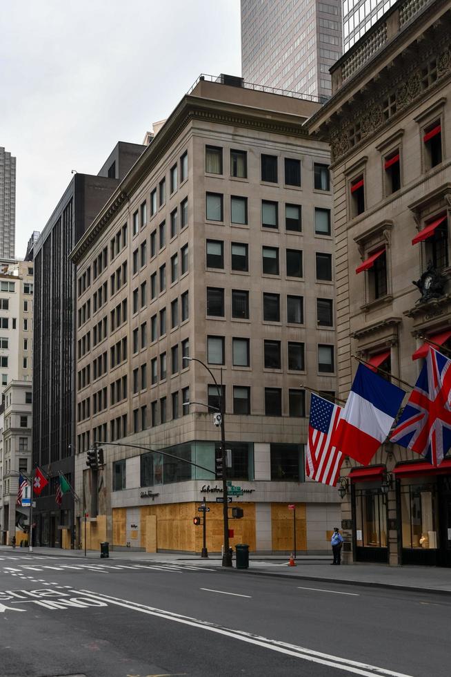 new york city, new york - 11. juni 2020 - geschäft während der covid-19-pandemie geschlossen, mit vernagelten fenstern zum schutz vor plünderungen infolge von protesten gegen die brutalität der polizei. foto