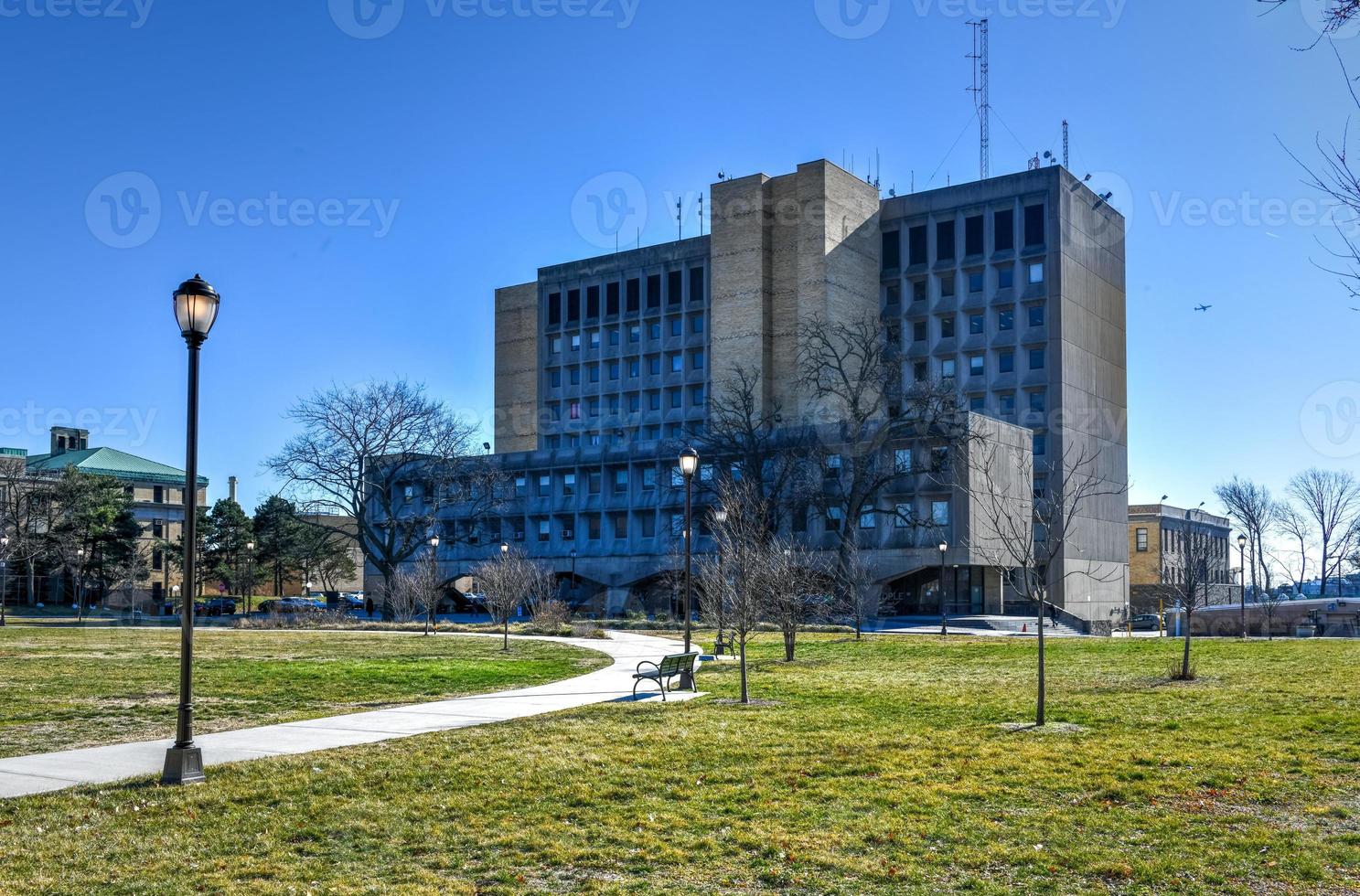 begrisch hall im bronx community college, einem denkmalgeschützten beispiel des brutalismus, blieb der beton unvollendet und freigelegt. foto