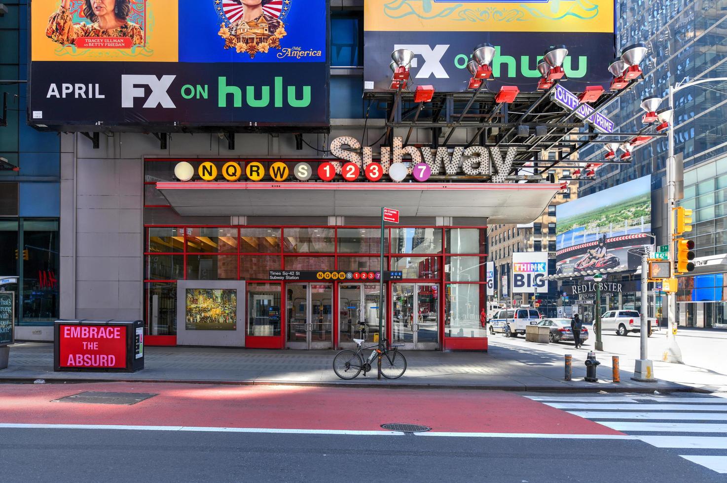 new york, ny - 19. april 2020 - time square u-bahnstation in new york. Die U-Bahn-Station Times Square befindet sich in der 42. Straße und achten Avenue in Midtown Manhattan. foto