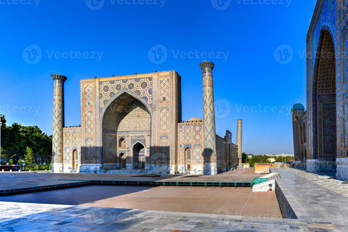 registan in der antiken stadt samarkand in usbekistan foto