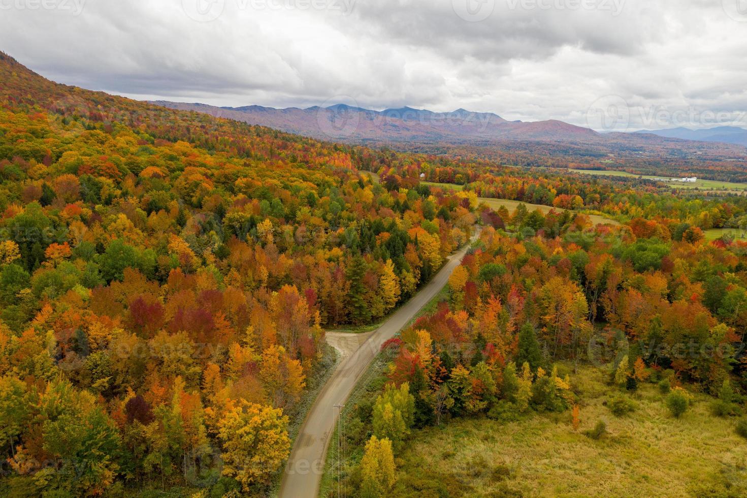 luftaufnahme von vermont und umgebung während der laubspitzen im herbst. foto