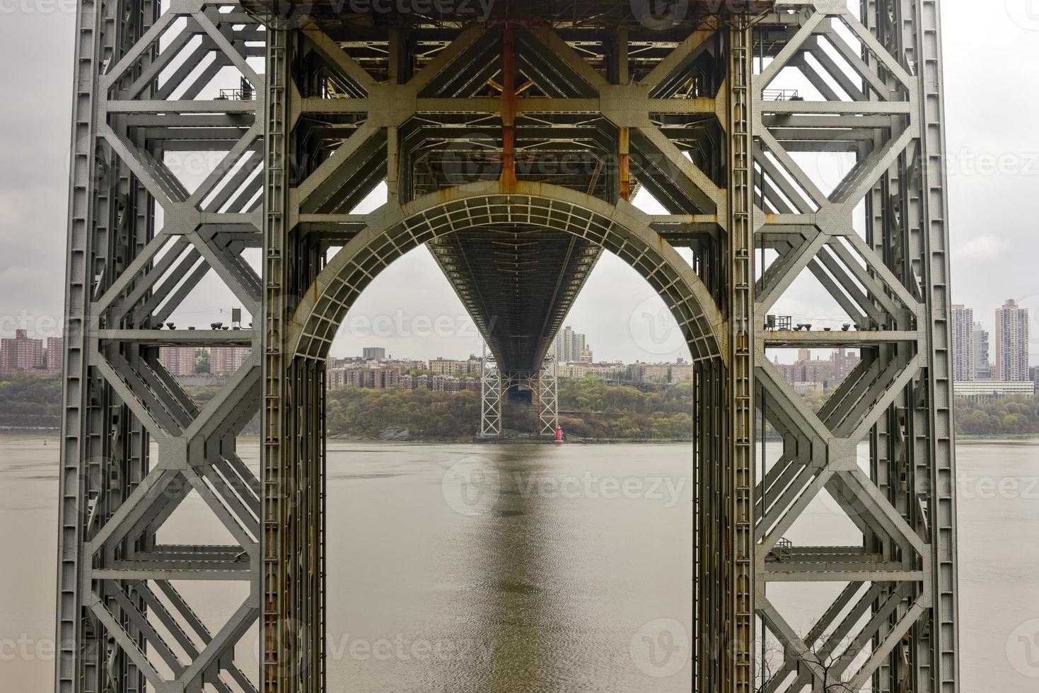 Unterseite der George-Washington-Brücke über den Hudson River an einem bewölkten bewölkten Tag von Fort Lee, New Jersey. foto