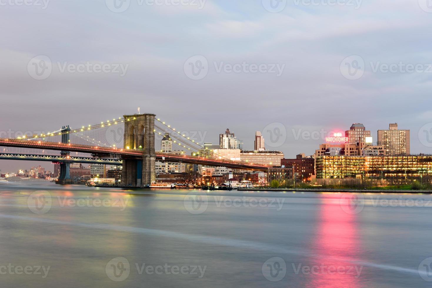 Brooklyn Bridge und East River foto