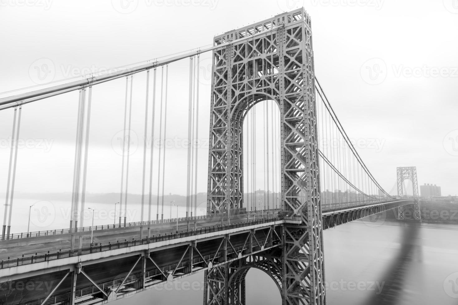 George Washington Bridge über den Hudson River an einem bewölkten bewölkten Tag von Fort Lee, New Jersey. foto